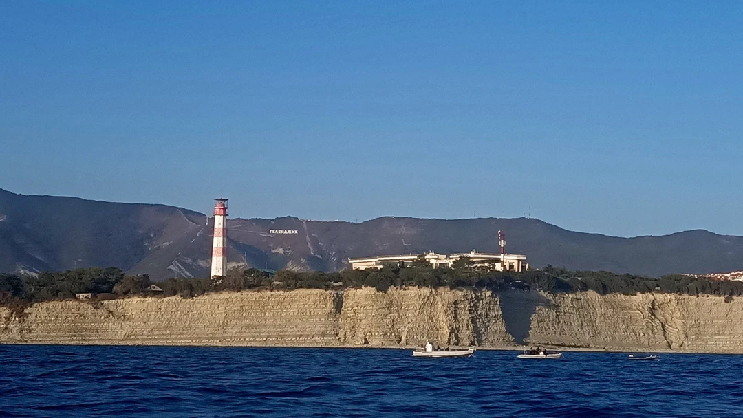 Всё прошло хорошо. Изначально думала, что будет пляж-пляж, но дикий пляж оказался скалой, в которой высечена