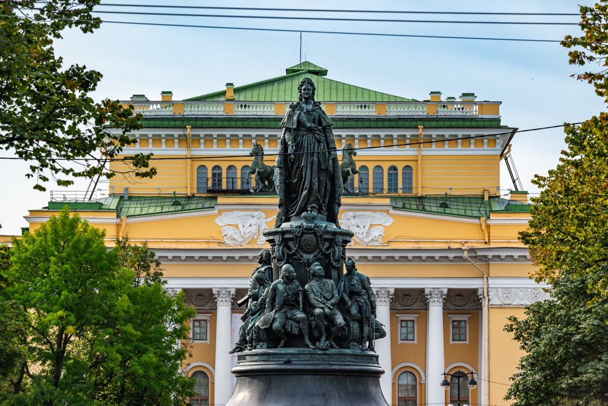 Фото 3 - Экскурсия: "Легко ли быть звездой? Экскурсия по Петербургу с посещением Театрального музея"