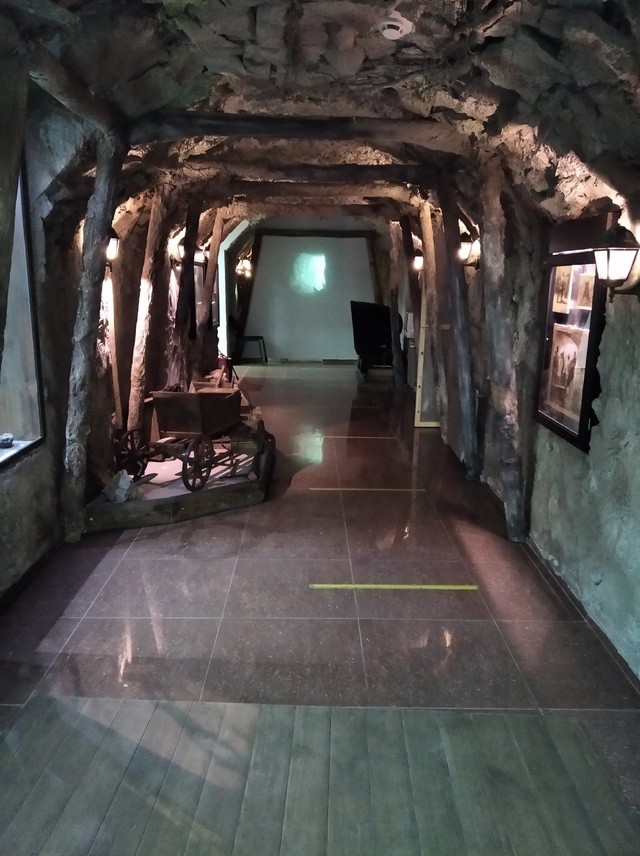 Перед посещением Берёзовского Анатолий по нашей просьбе провёз нас по Екатеринбургу, показал и рассказал об основных