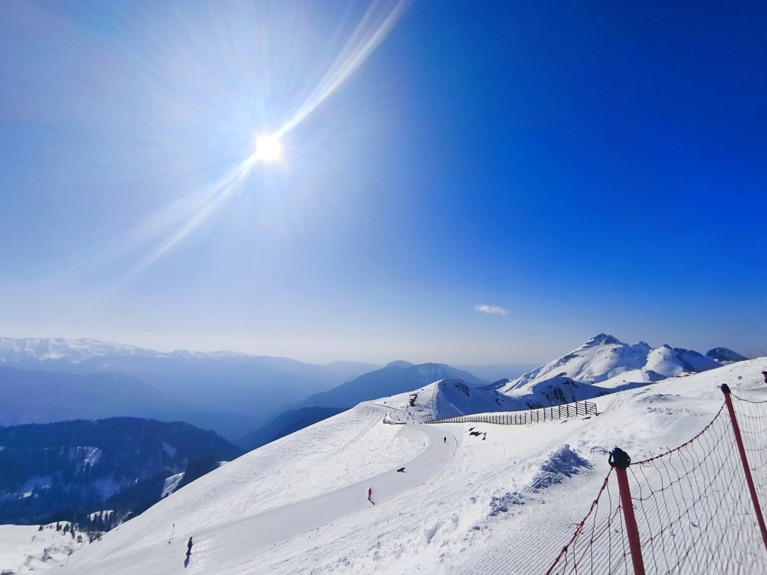 В целом все хорошо. Обед дороговат. Большинство из того что продают на экскурсии на пасеке, продается