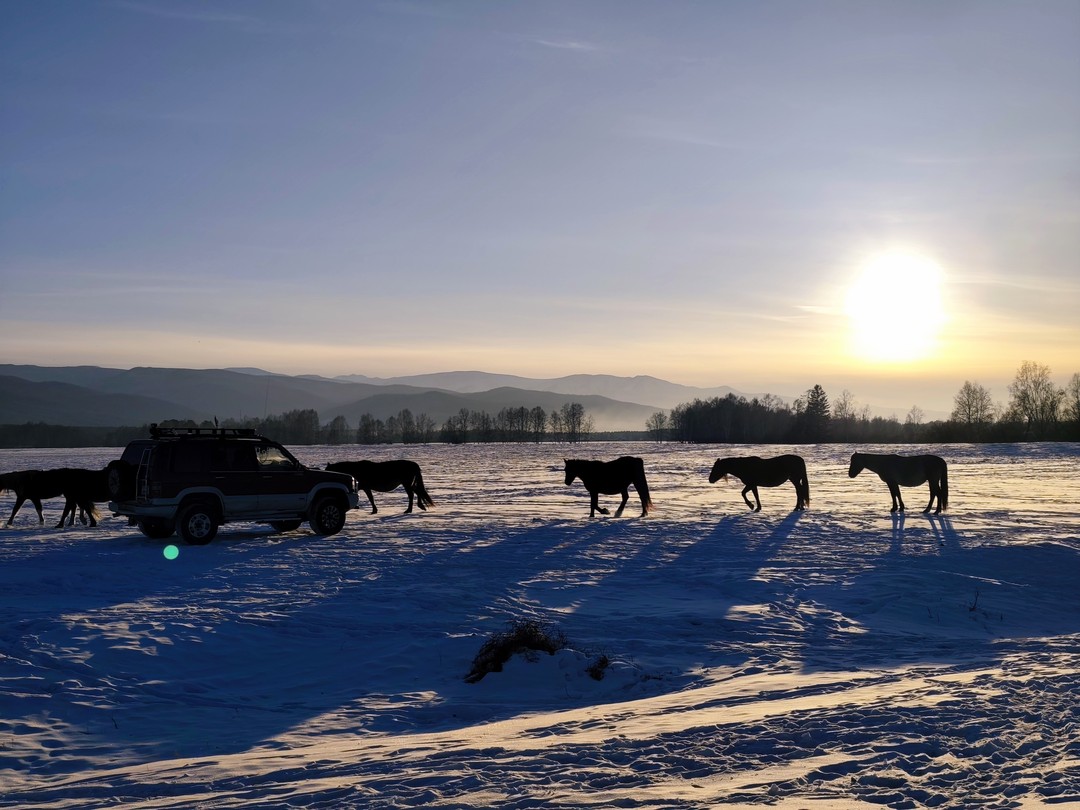 Недавно мне посчастливилось отправиться в путешествие по Тункинской долине на внедорожнике, и это было просто потрясающе!