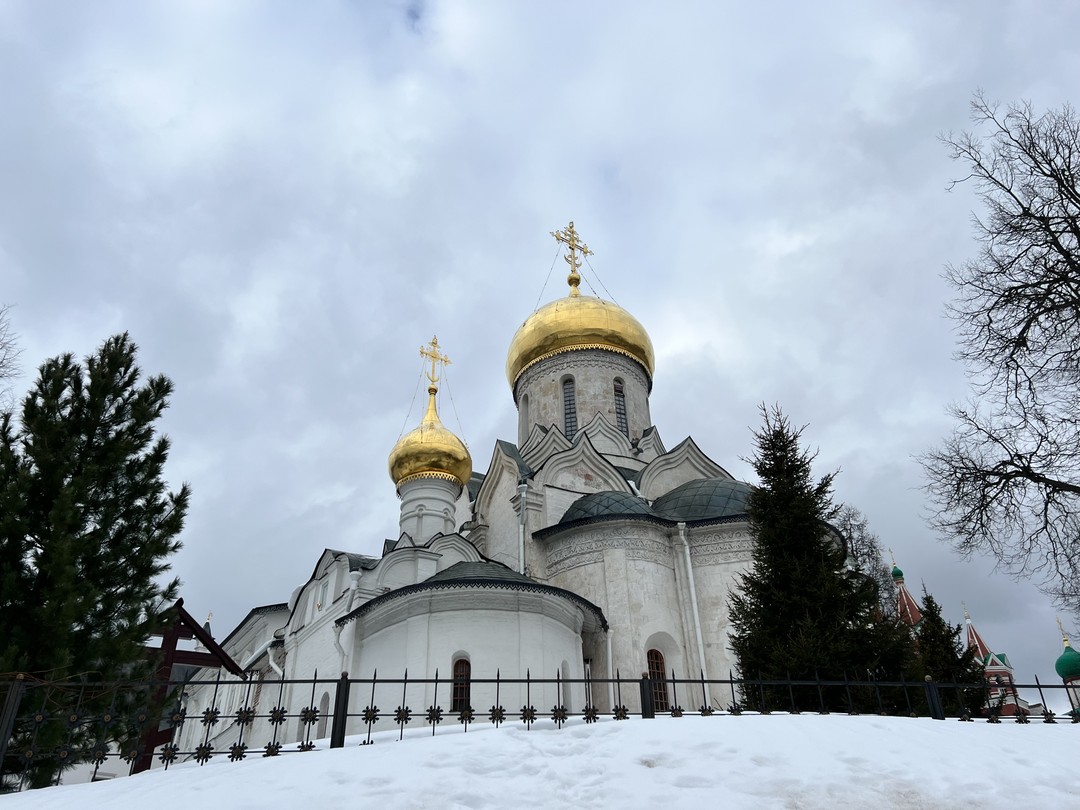 Посетили экскурсию в Звенигород с мужем и родителями. Александр просто влюбил нас в этот чудесный подмосковный