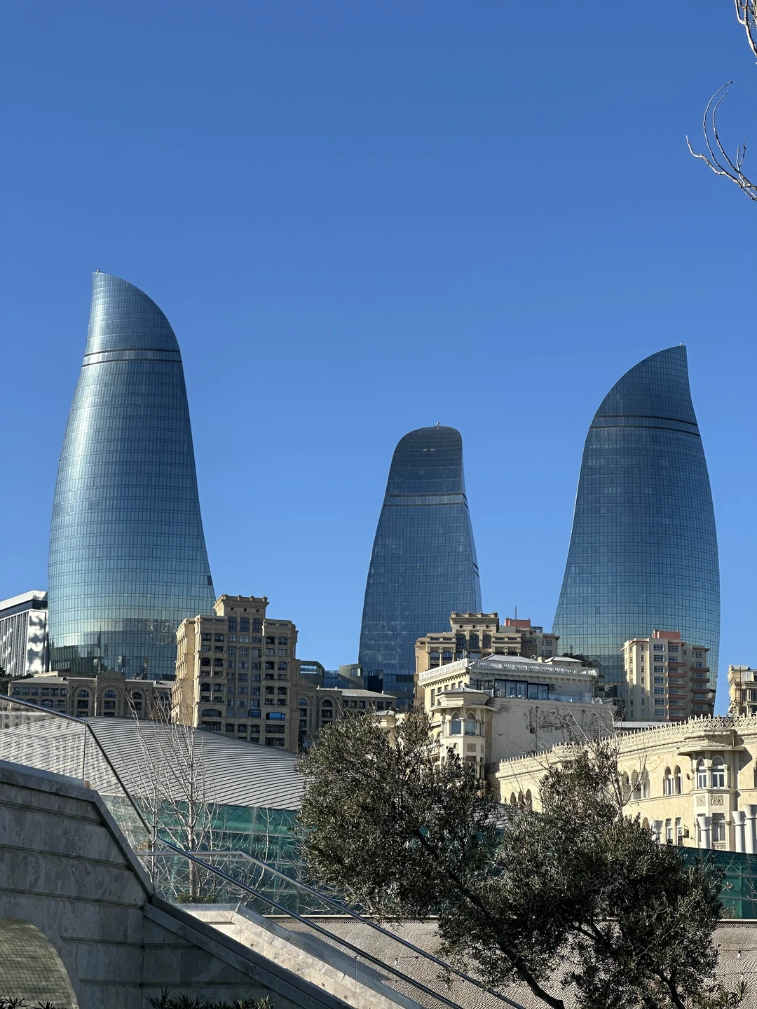 Наше знакомство с солнечным Баку началось с обзорной авто-пешеходной экскурсии по городу с Вахидом. Нам очень