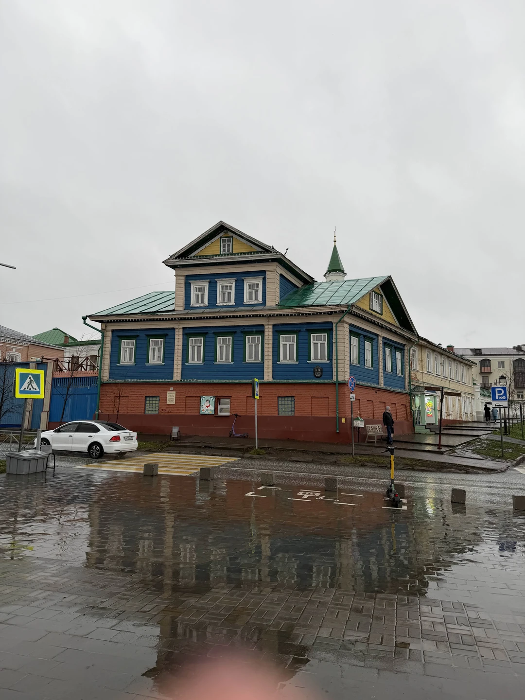 Руслан прекрасно провел индивидуальную экскурсию, несмотря на проливной дождь и двоих маленьких детей. Увлеченный своим делом