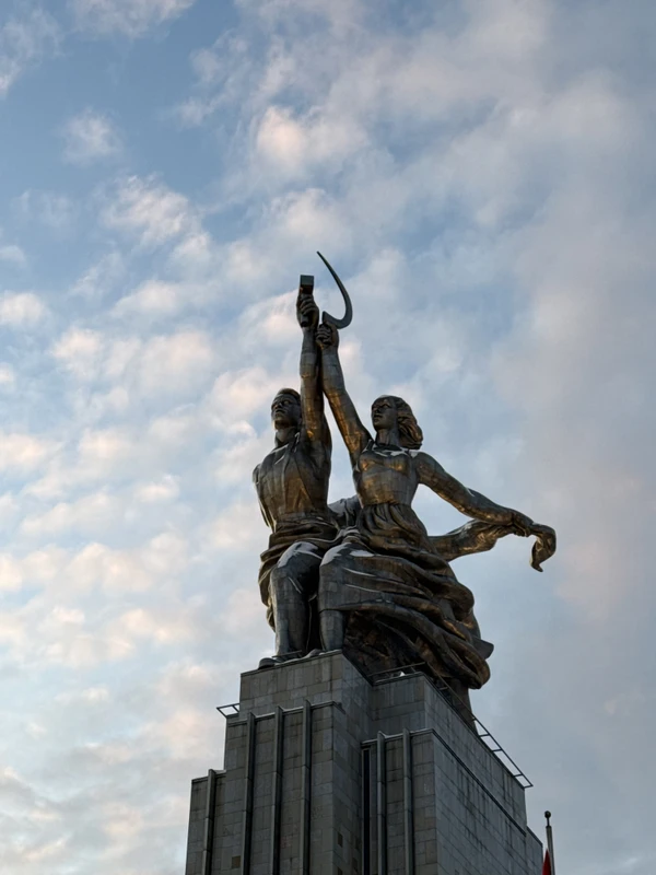 Павильон «Рабочий и колхозница» на ВДНХ: выставка «Волга. Москва. Нева»