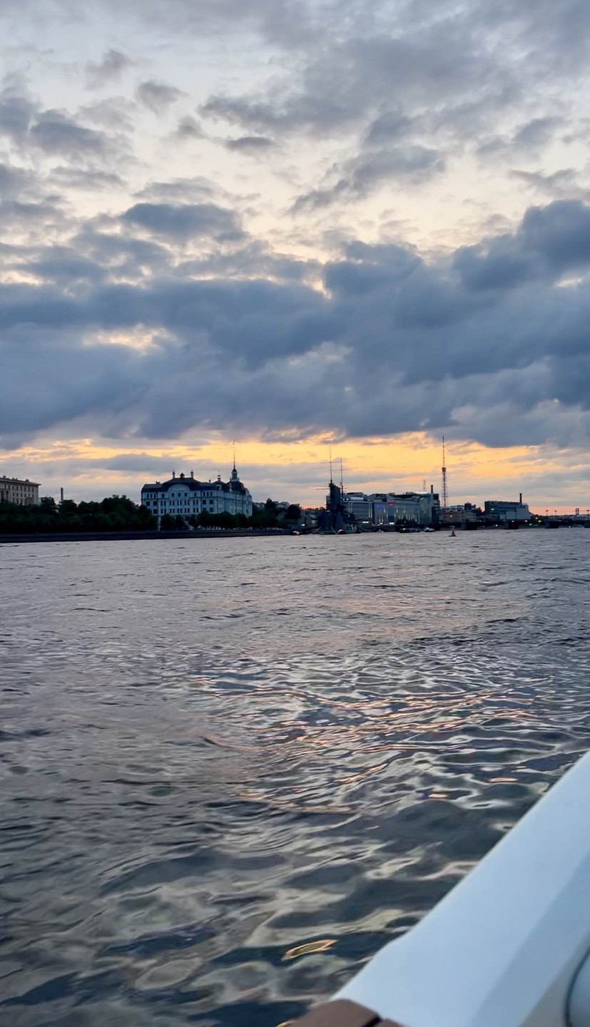 Брали вечернюю экскурсию с 21:30. Красивый вечерний Санкт-Петербург и закат. Профессионализм и интересные рассказы капитана Дениса
