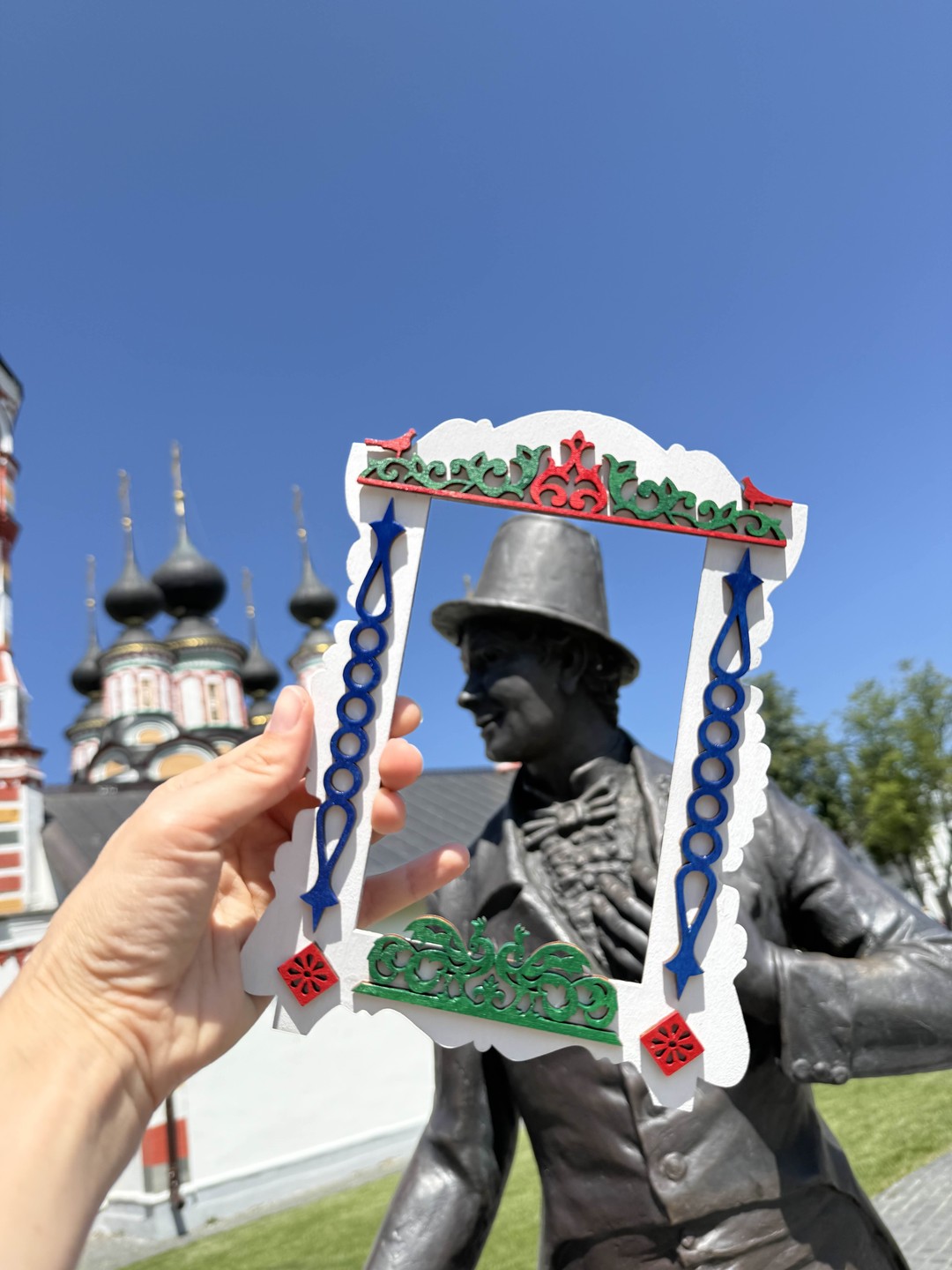 Прекрасно. Понравится и детям, и взрослым. Плюс очень увлекательный рассказ про историю наличника! Советую однозначно!)