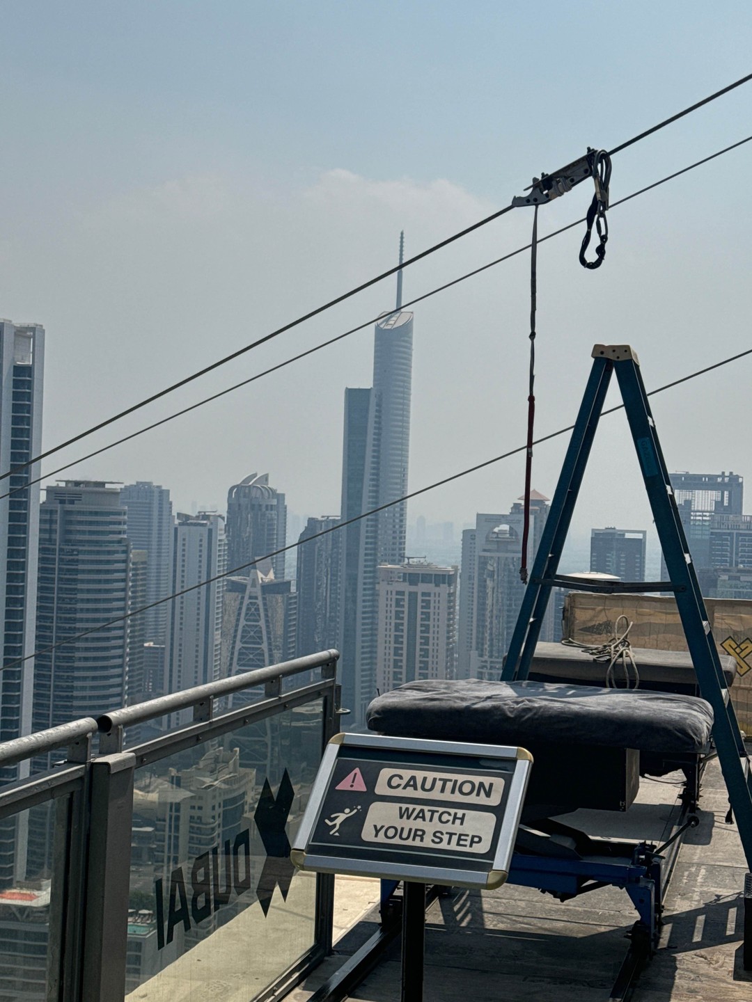 Очень крутой аттракцион) полет длится буквально минуту, но это незабываемый опыт, шикарный вид с 43 этажа 😍