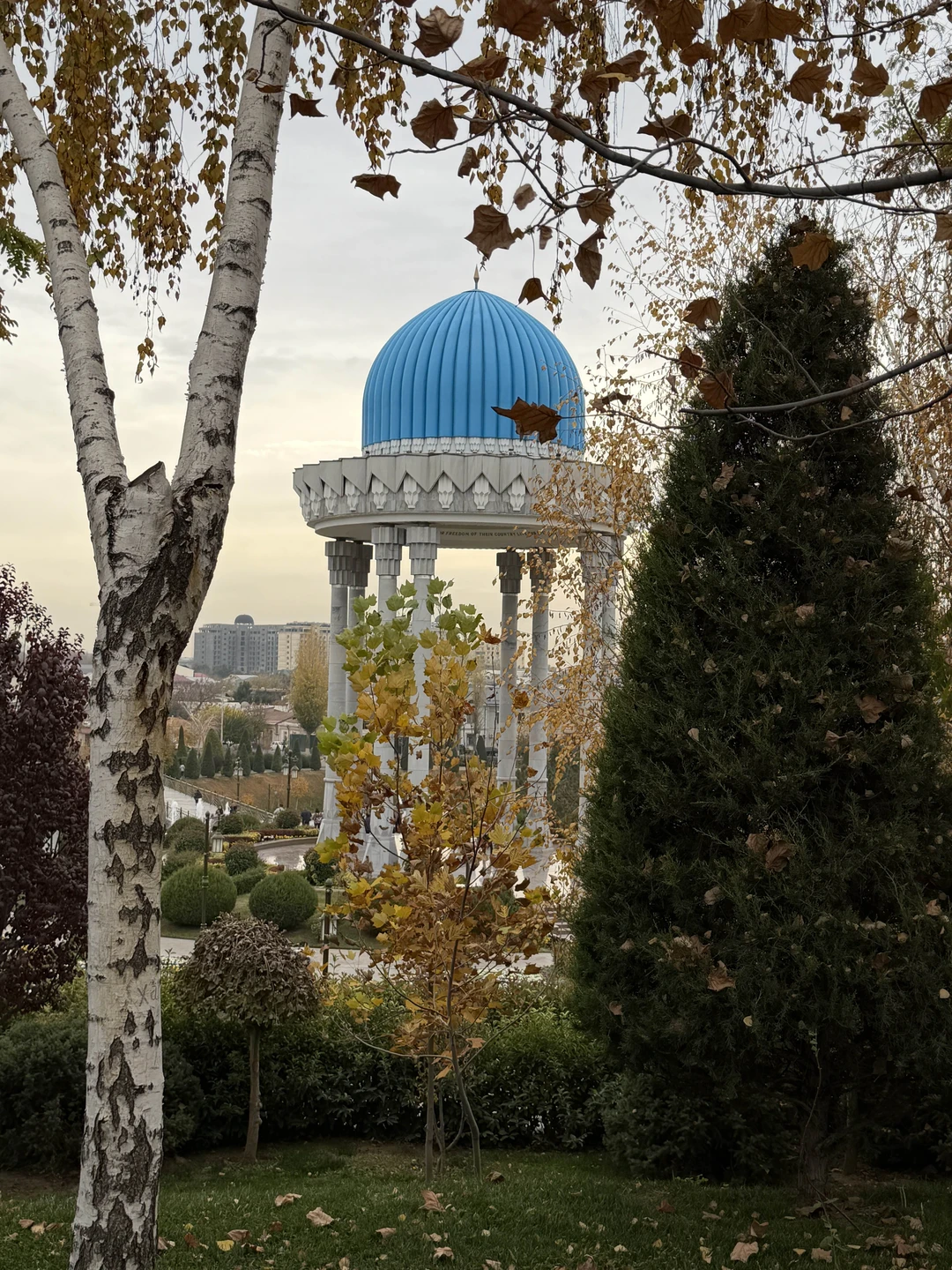 Посетили Ташкент в прекрасное время года -в ноябре, нашим гидом был Абдулла. Отличный рассказчик, прекрасное знание