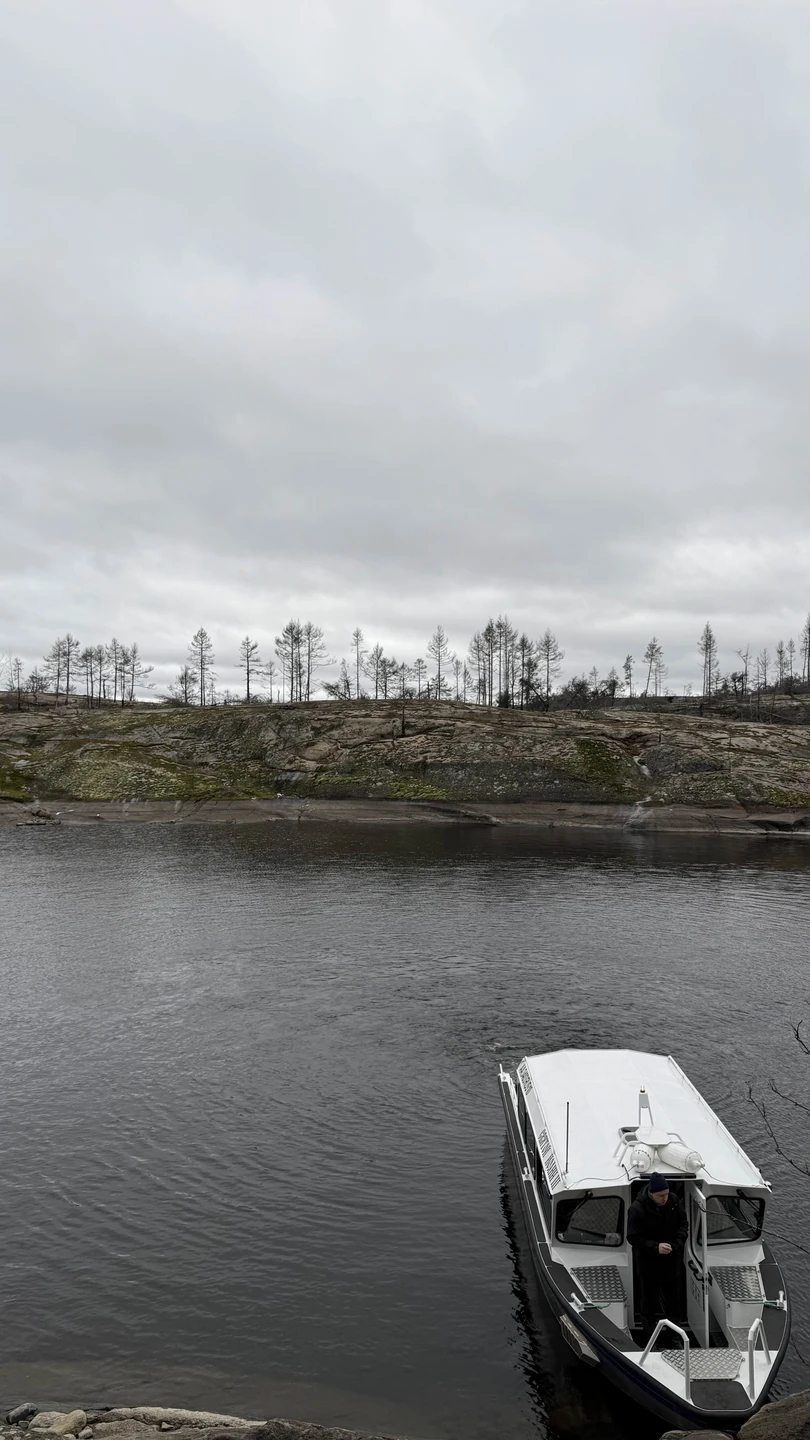 Так как лед на Ладоге 25 декабря еще не встал, шли не на аэролодке, а на