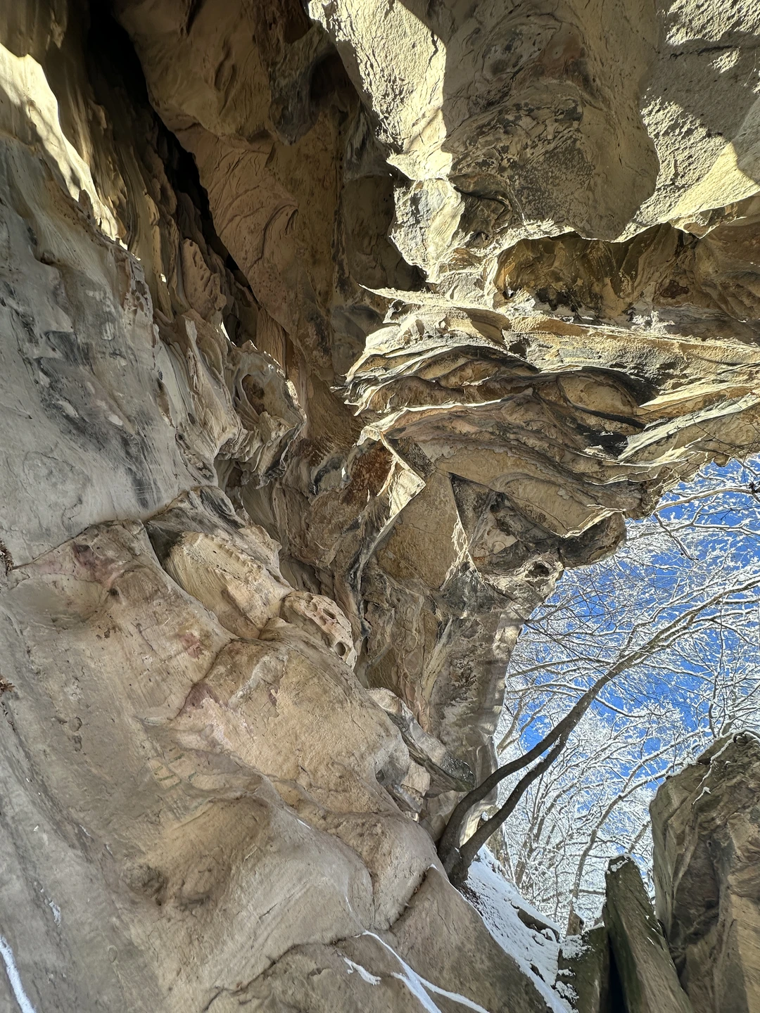 导游Владислав非常迷人，他的队伍都团结友爱，大家都在出发的时候就互相认识，并一起行动，相互帮助。路线和游玩都十分满意，十分推荐这位导游。