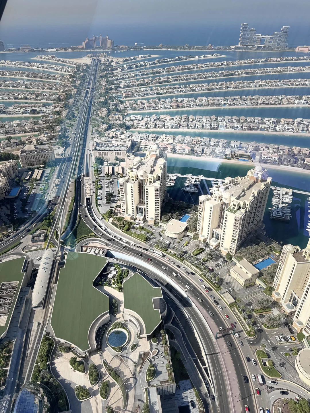 Брали обзорную экскурсию по Дубаю. Гид рассказал все хорошо и подробно, на любые вопросы отвечал легко и быстро