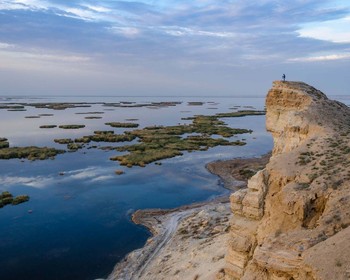 Высохшее Аральское море и юрточный лагерь