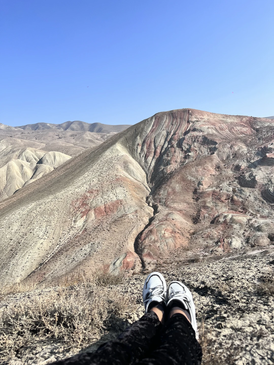 С нами был гид Анар. Очень приятный человек, встретил нас в назначенном месте на комфортабельном автомобиле