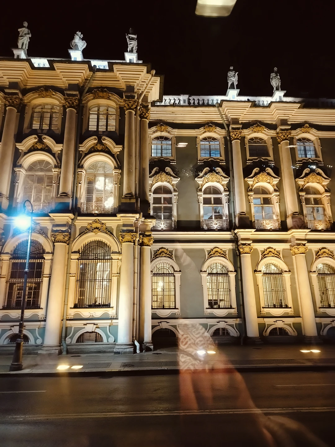 Во время вечерней поездки Санкт-Петербург открылся с другой стороны: подсветка домов делает его более таинственным, изящным,