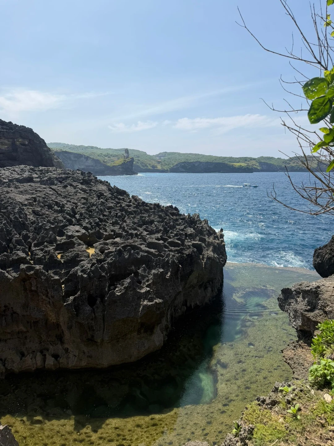 Безумно понравилась экскурсия на Нусу Пениду. Водитель показывал места, делал фотографии, со всем помогал и делал