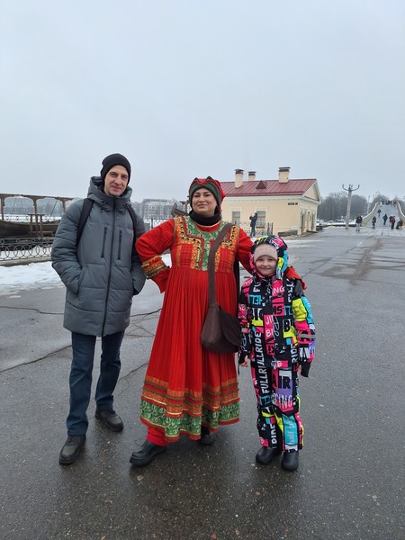 Это не просто экскурсия, а настоящее театрализованное путешествие во времени! В костюме новгородского купца нас встретил
