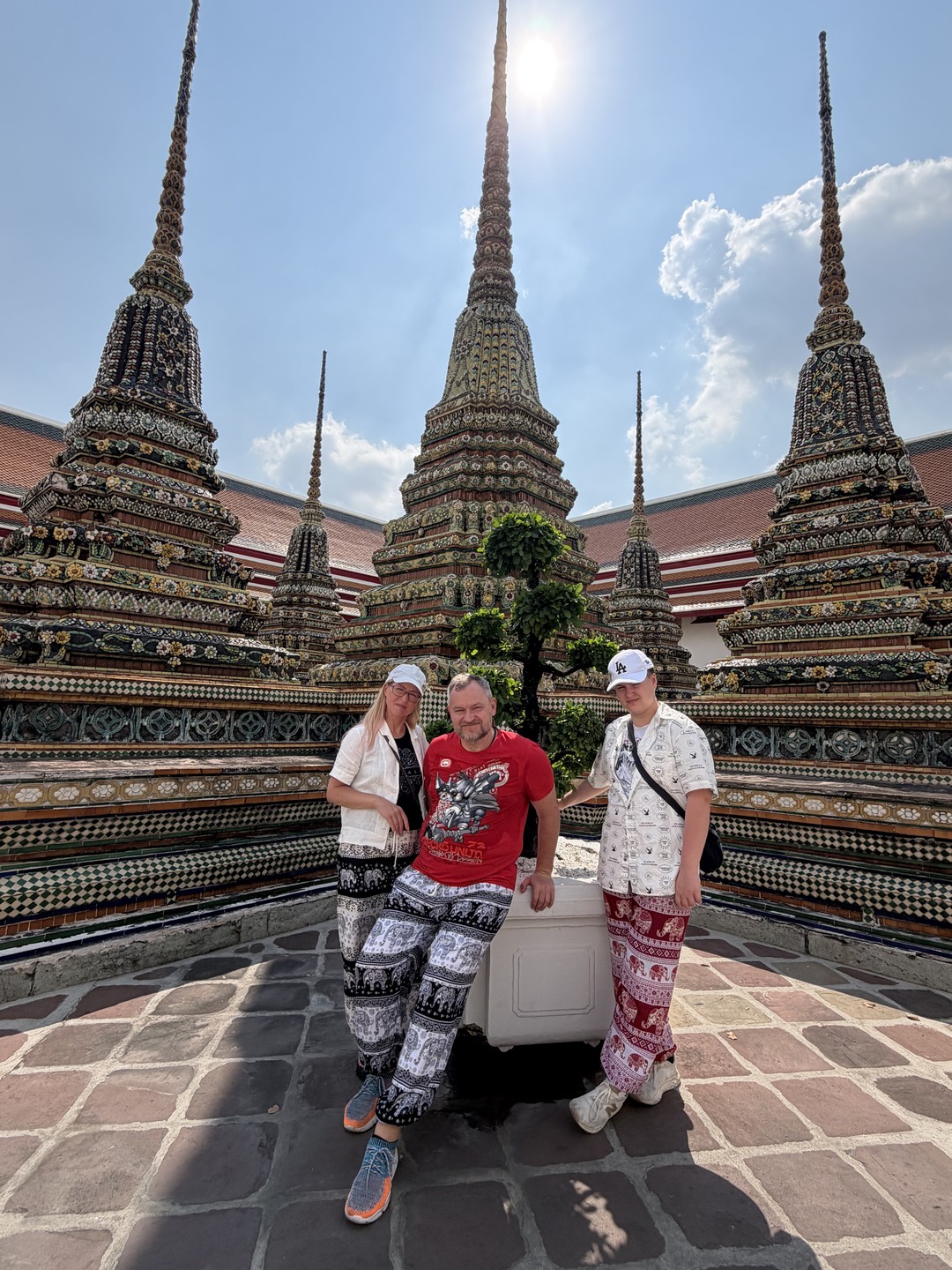 Очень классный гид. Он русский. Говорит на тайском и знает город на отлично. Очень отзывчивый