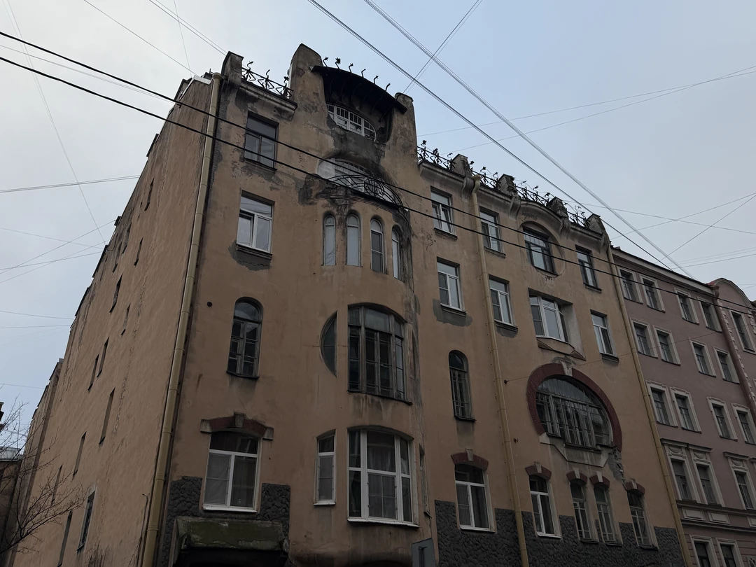 Отличная экскурсия! Здорово, что мы заходили в парадные: зимой помимо дополнительного интереса это еще и способ