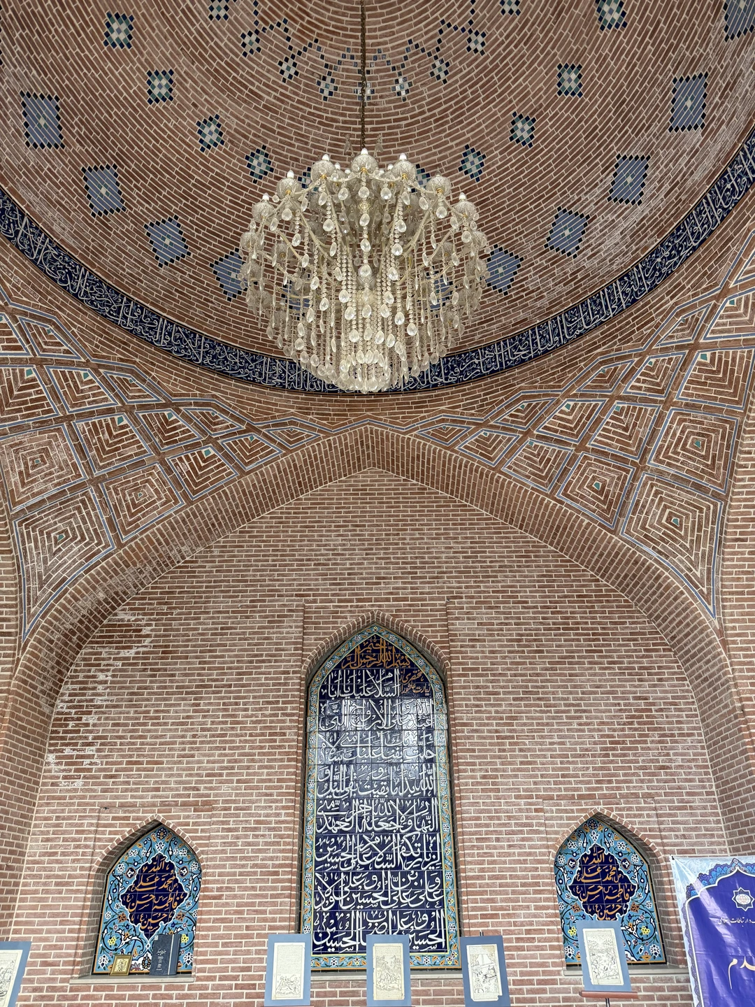 Экскурсия по г. Еревану с гидом Арамом, оставила незабываемые приятные впечатления. Увидели старые дома, красивые улицы