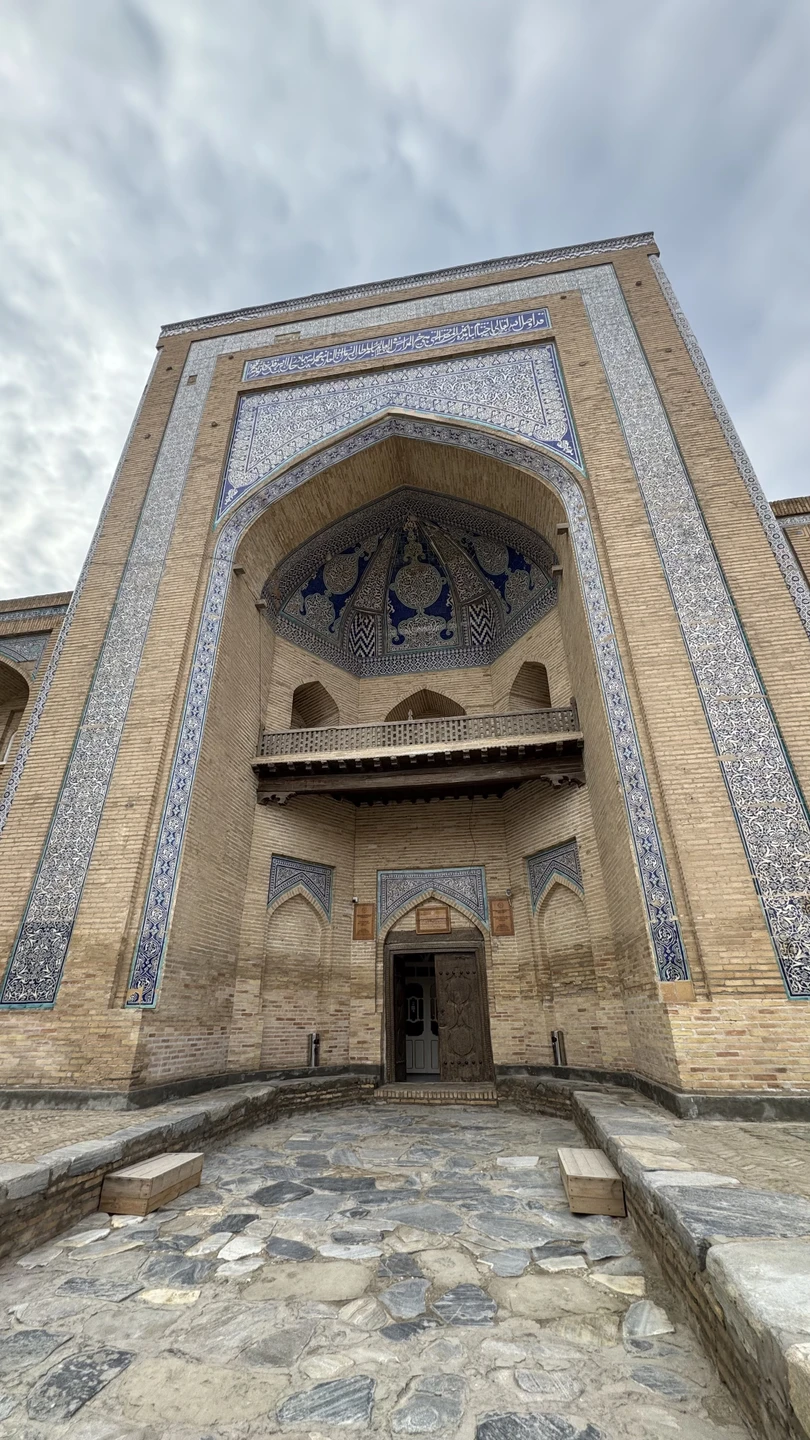 Хочу оставить отзыв об экскурсии по городу Хива. Нашим гидом была замечательная девушка Рисолат. Она отлично