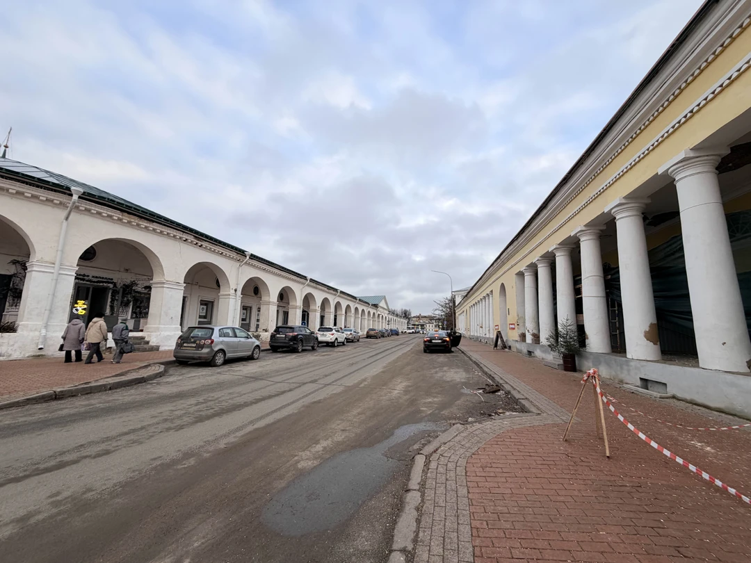 Очень интересная и веселая экскурсия, Алексей рассказал нам много интересных историй про город, провел по многим