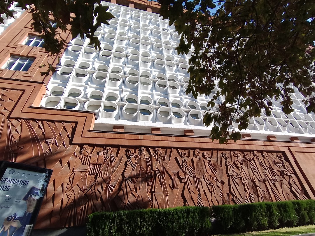 Знающий неравнодушный любящий свой город художник Ваграм показал Ереван от "чёрного" до "розового", мы увидели творения