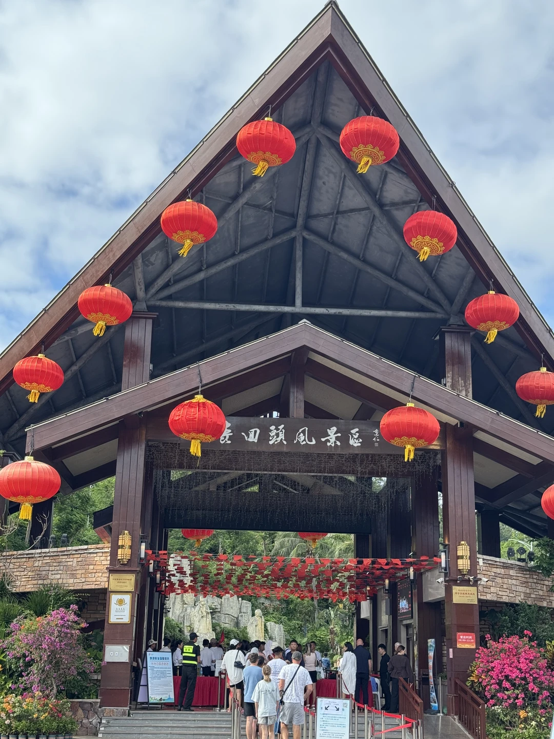 Ни хао! Побывали на обзорной экскурсии по Санье, гидом был Андрей. Нам очень понравилось! У Андрея