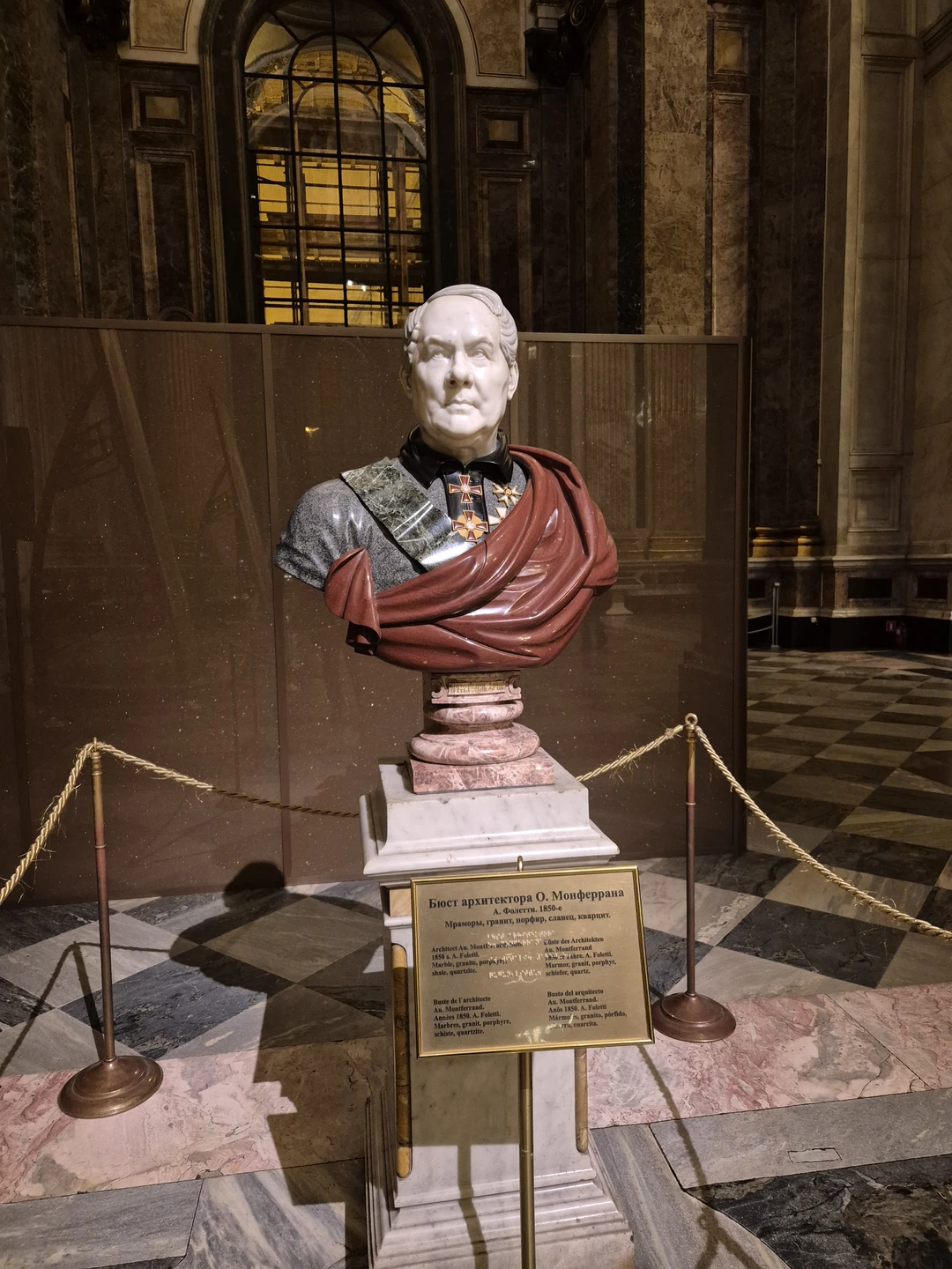 Очень понравилась экскурсия в сопровождении гида Екатерины. Эмоциональный рассказ, интересные исторические факты, красивая правильная речь. Благодарим!