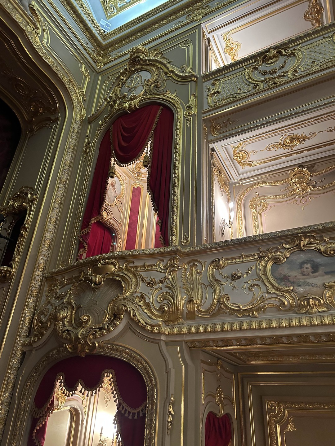 У нас была экскурсия с гидом Ириной. Ирина очень интересно рассказывала про династию Юсуповых. Рекомендую на 100% взрослым и детям от 10 лет