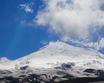 К ледниковому озеру Бирджалы и пику Калицкого на высоту 3380 м