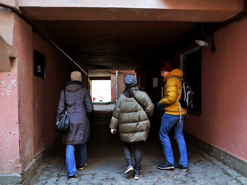 В поисках самого яркого двора Петербурга