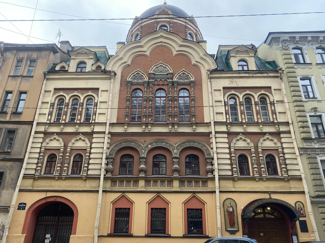 Отличная прогулка по интересным местам, Виктор замечательно рассказывает, показывает необычные дома, дворы … то, чего нет