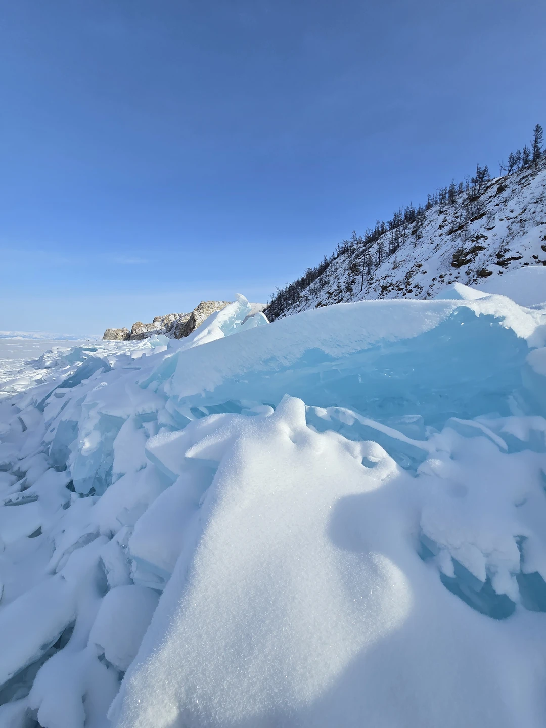 Это сказка! Семен провел экскурсию прекрасно, безопасно на внедорожнике (крузак), было тепло и комфортно! Очень надёжный,