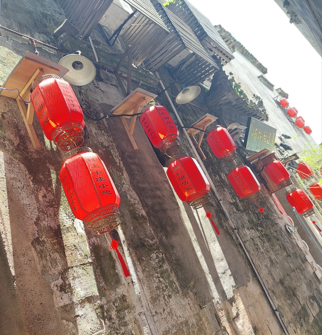 Действительно побывали в Поднебесной. Горы Хуаншань завораживают своей красотой и живописностью. Получили настоящее удовольствие и физ.