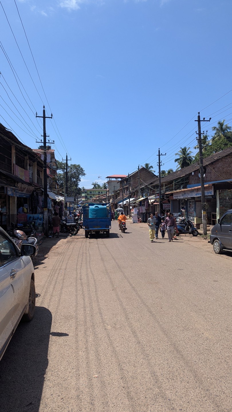 Гид был Роман. Если будет возможность - выбирайте его, прекрасный рассказчик, многое знает, держит темп и