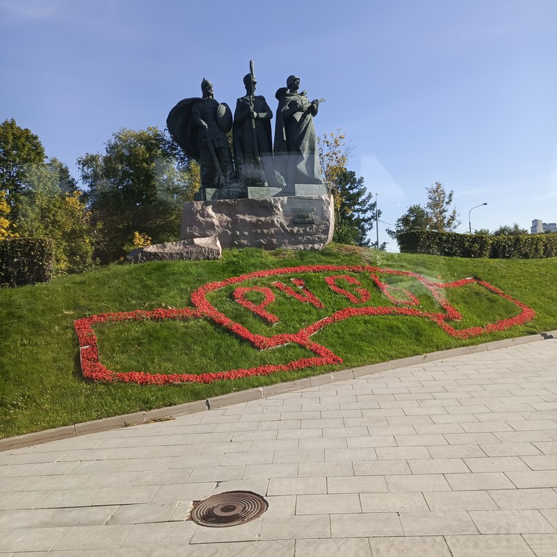 Три часа на автобусе - и вы знакомы с Москвой (Титова)