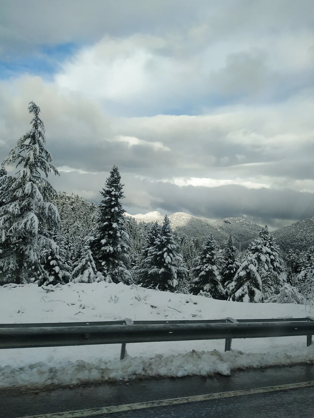 Несмотря на непогоду и пробки на дороге через перевал, наши гиды все же доставили нас в