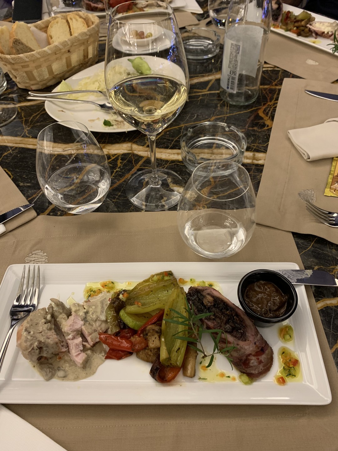 Отличная экскурсия, мы с друзьями рады что взяли ее. Гид супер, составил нам такой интересный маршрут. Спасибо за прекрасный вечер!