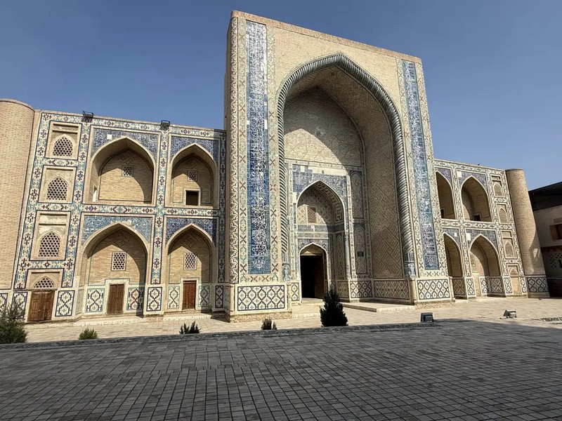 В марте были на экскурсии в Бухаре. Экскурсия длилась 6 часов, была насыщенной и интересной- на