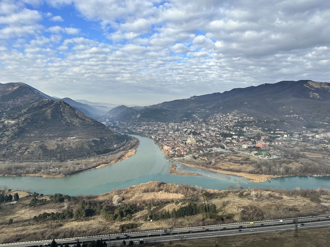 Георгий замечательный верующий человек, с детства живет в Мцхете, очень эрудирован, знает абсолютно все об этих