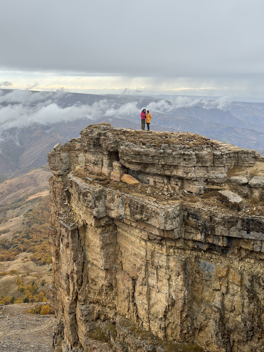 Маршрут необыкновенной красоты. В день выезда обещали дождь. На первую локацию попали в облака и дождь