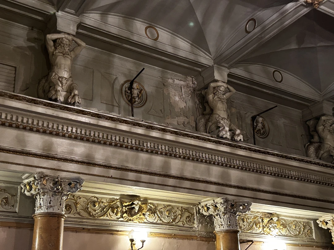 Интересный дворец, просто так, «с улицы», не попасть. Но смотреть в нем мало, что осталось, по