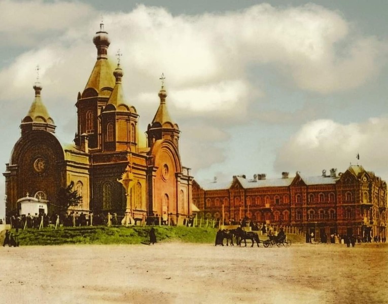 По Хабаровску - на ретроавтомобиле