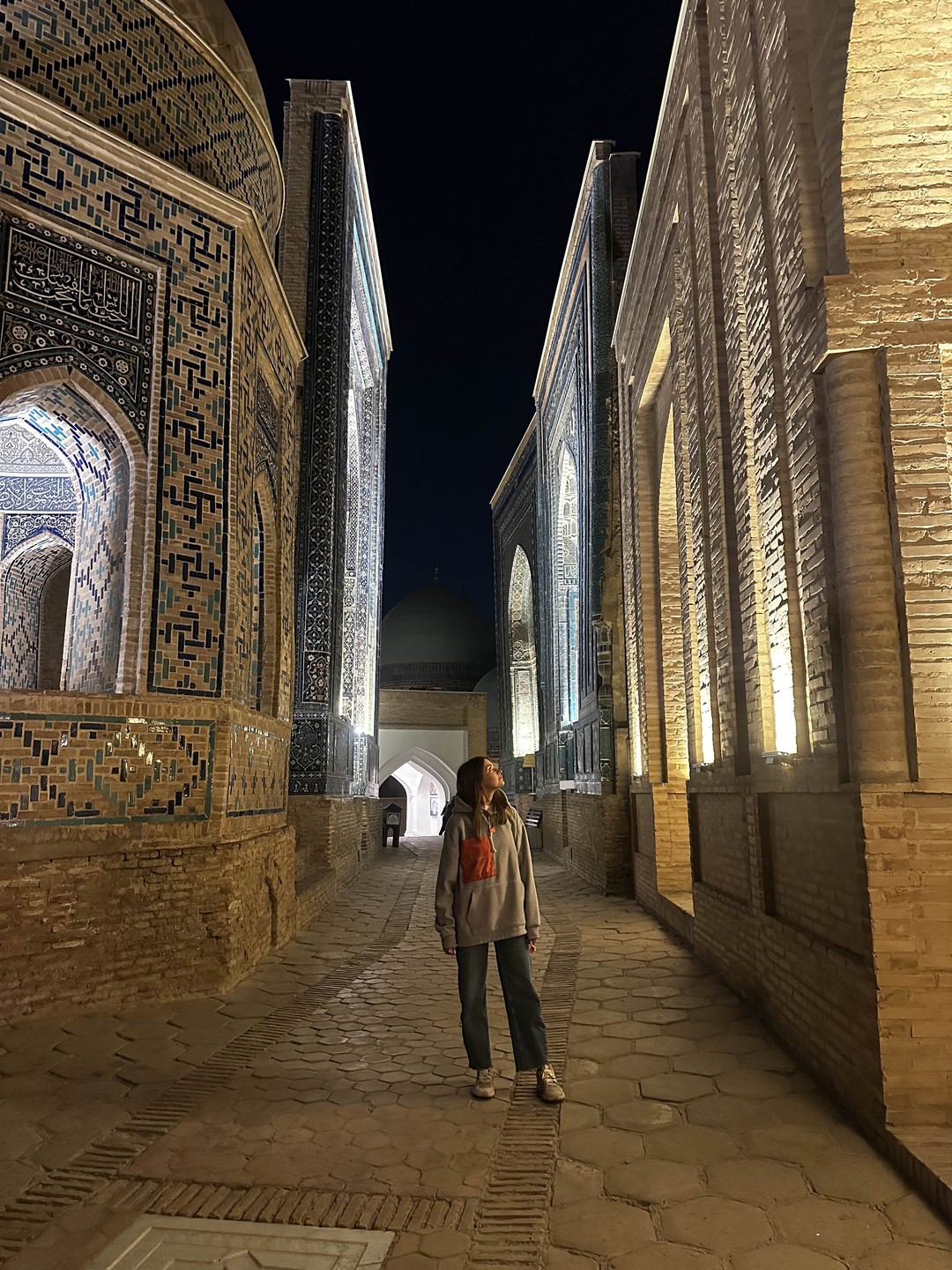 Очень красивые места, и хорошее решение взять вечернюю экскурсию — все красиво подсвечено, создается магическая атмосфера