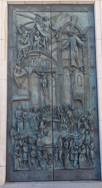 Спасибо Илье за профессиональную работу, увидели городской трафик, знаковые места Мадрида которые невозможно посетить за пару