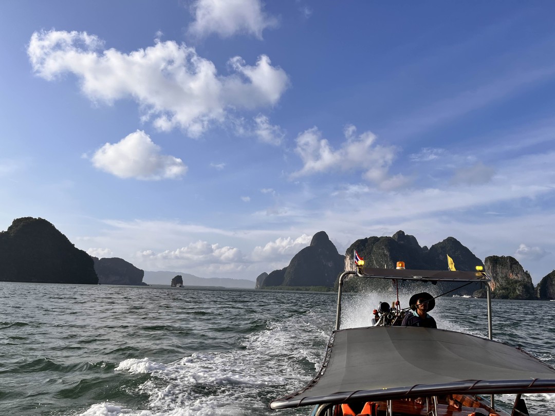 Заказали экскурсию у Елены и Ростислава и не пожалели. Познавательно, насыщенно, интересно. Ростислав прекрасный рассказчик. Видно,