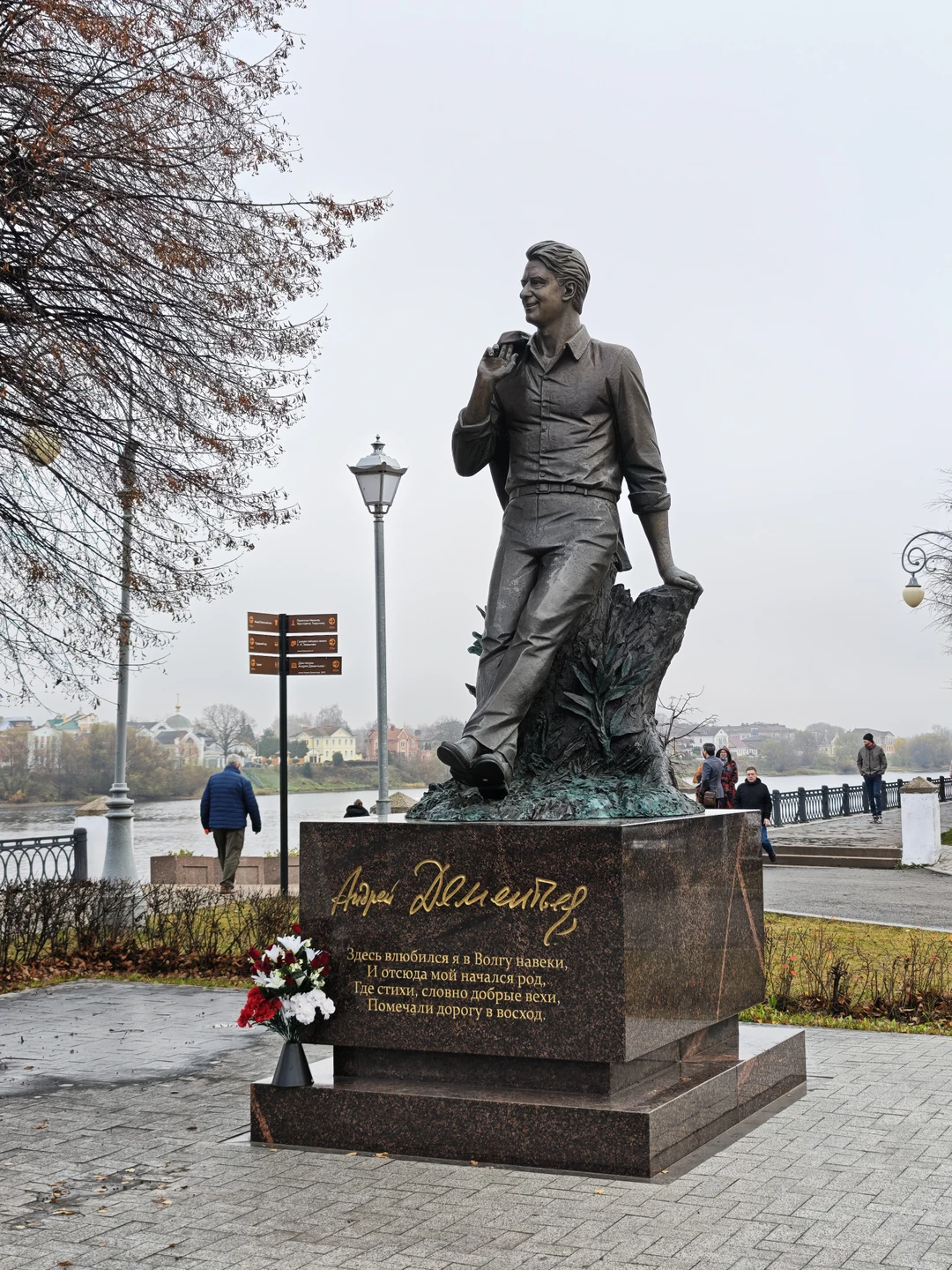 Отличный, эрудированный, интеллектуальный гид. Много фактов преподносятся интересно и связано. Переходы от эпохи к эпохе логичные