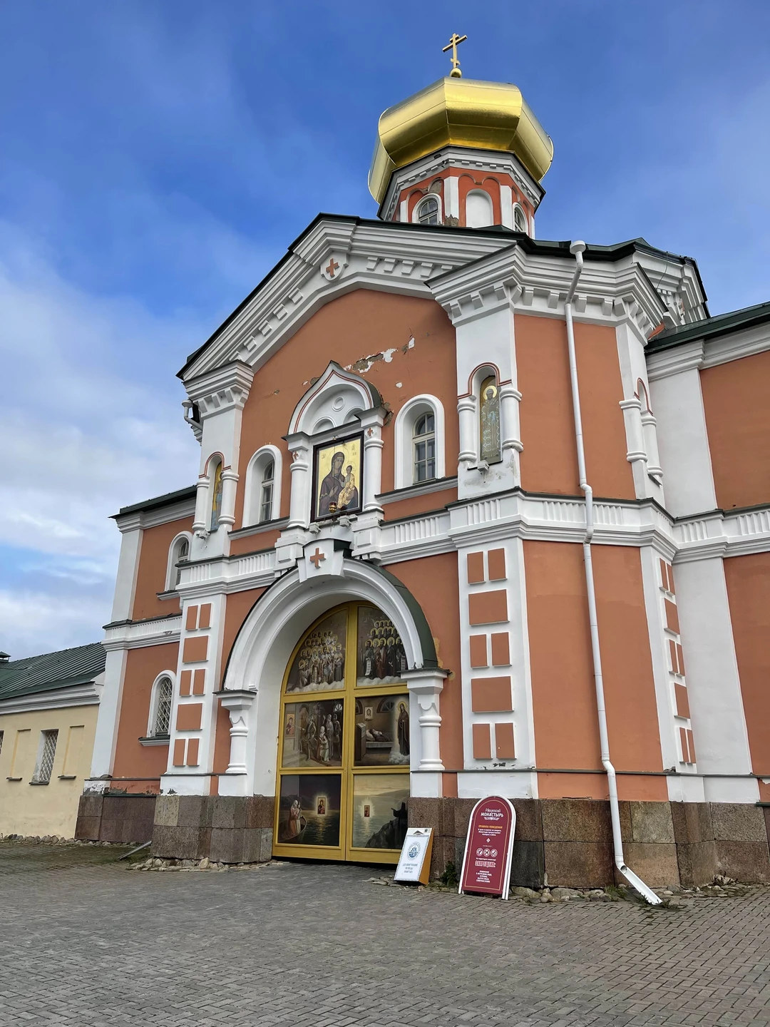 Посетили Валдай в октябре. Несмотря на пасмурную и прохладную погоду получили позитивные эмоции. Музей колоколов создан