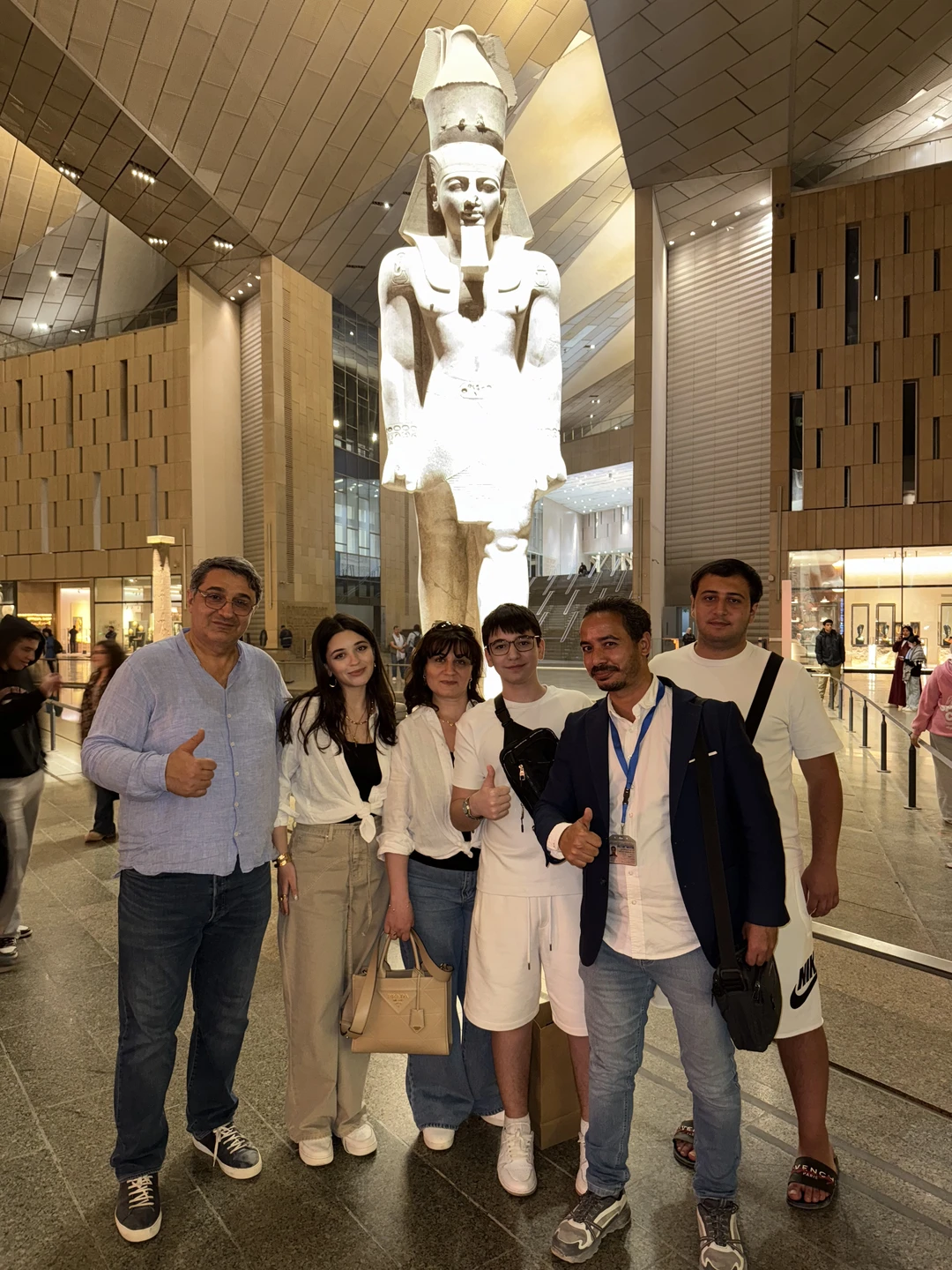 Лучшим решением в путешествии было обратиться к Сайду для организации туров. Так как нас много, программу